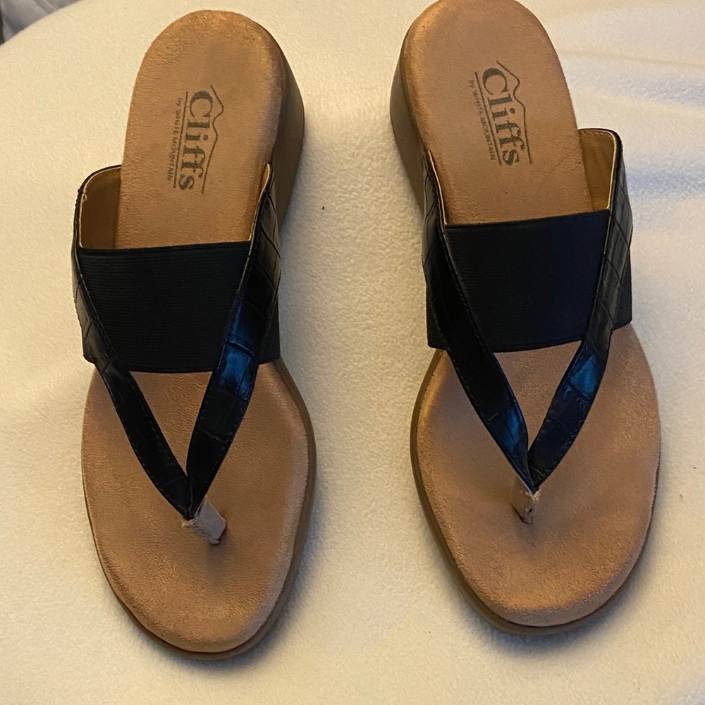 “Cliffs” White Mountain thong sandals. Black. Size 6.5 M.